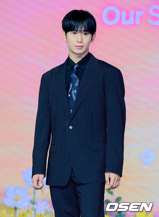 [OSEN=지형준 기자] 넷플릭스 시리즈 '이런 엿같은 사랑’ 제작발표회가 5일 서울 마포구 호텔 나루 서울에서 열렸다.'이런 엿같은 사랑' 은 기억상실에 걸린 검사 고은새(하영)와 자칭 남자친구라 우기는 복싱 코치 장태하(정해인)의 설렘 찐득한 동거 생활을 그린 로맨틱 코미디 다.배우 정해인이 포토타임을 준비하고 있다. 2026.08.05 / jpnews@osen.co.kr
