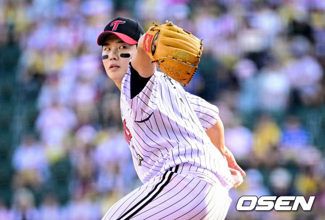 [OSEN=잠실, 조은정 기자]30일 서울 잠실야구장에서 2026 신한 SOL KBO리그 LG 트윈스와 키움 히어로즈의 경기가 열렸다.이날 LG는 임찬규, 키움은 안우진을 선발로 내세웠다. 1회초 LG 임찬규가 역투하고 있다. 2026.07.30 /cej@osen.co.kr
