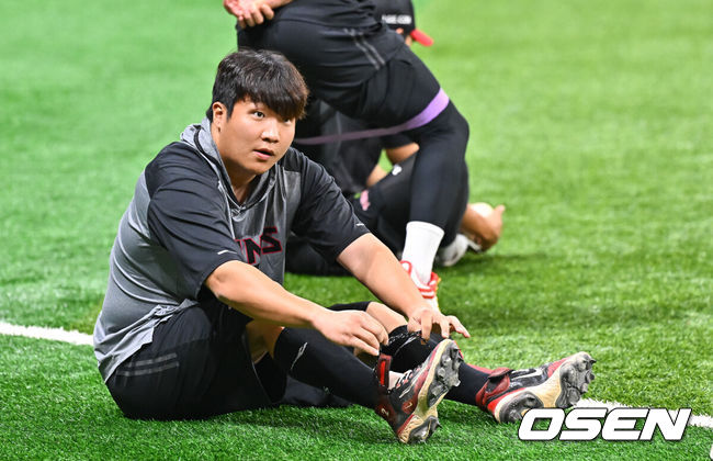 [OSEN=고척, 박준형 기자] 11일 오후 서울 고척스카이돔에서 2026 신한 SOL KBO리그 키움 히어로즈와 LG 트윈스의 경기가 진행됐다.이날 경기에는 키움은 안우진을, LG는 카라스코를 선발투수로 내세웠다.경기 앞서 LG 문보경이 신발끈을 묶고 있다.    2026.08.11 / soul1014@osen.co.kr