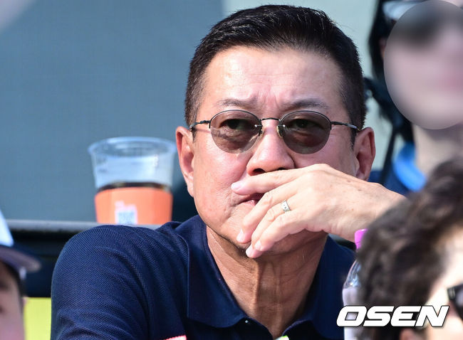 [OSEN=잠실, 최규한 기자] 28일 서울 잠실야구장에서 ‘2026 신한 SOL Bank KBO리그’ 두산 베어스와 KIA 타이거즈의 경기가 열렸다.홈팀 두산은 최승용, 방문팀 KIA는 김태형을 선발로 내세웠다.잠실을 찾은 하라 다쓰노리 요미우리 특별고문이 경기를 주시하고 있다. 2026.06.28 / dreamer@osen.co.kr