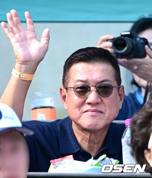 [OSEN=잠실, 최규한 기자] 28일 서울 잠실야구장에서 ‘2026 신한 SOL Bank KBO리그’ 두산 베어스와 KIA 타이거즈의 경기가 열렸다.홈팀 두산은 최승용, 방문팀 KIA는 김태형을 선발로 내세웠다.잠실을 찾은 하라 다쓰노리 요미우리 특별고문이 경기를 주시하고 있다. 2026.06.28 / dreamer@osen.co.kr