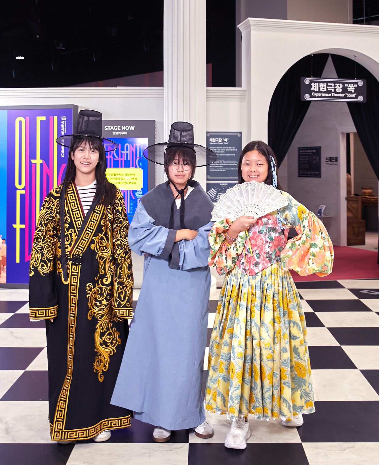 ‘베니스의 상인들’ 주인공 안토니오·샤일록·포샤의 의상을 착용하고 포즈를 취한 소중 학생기자단.