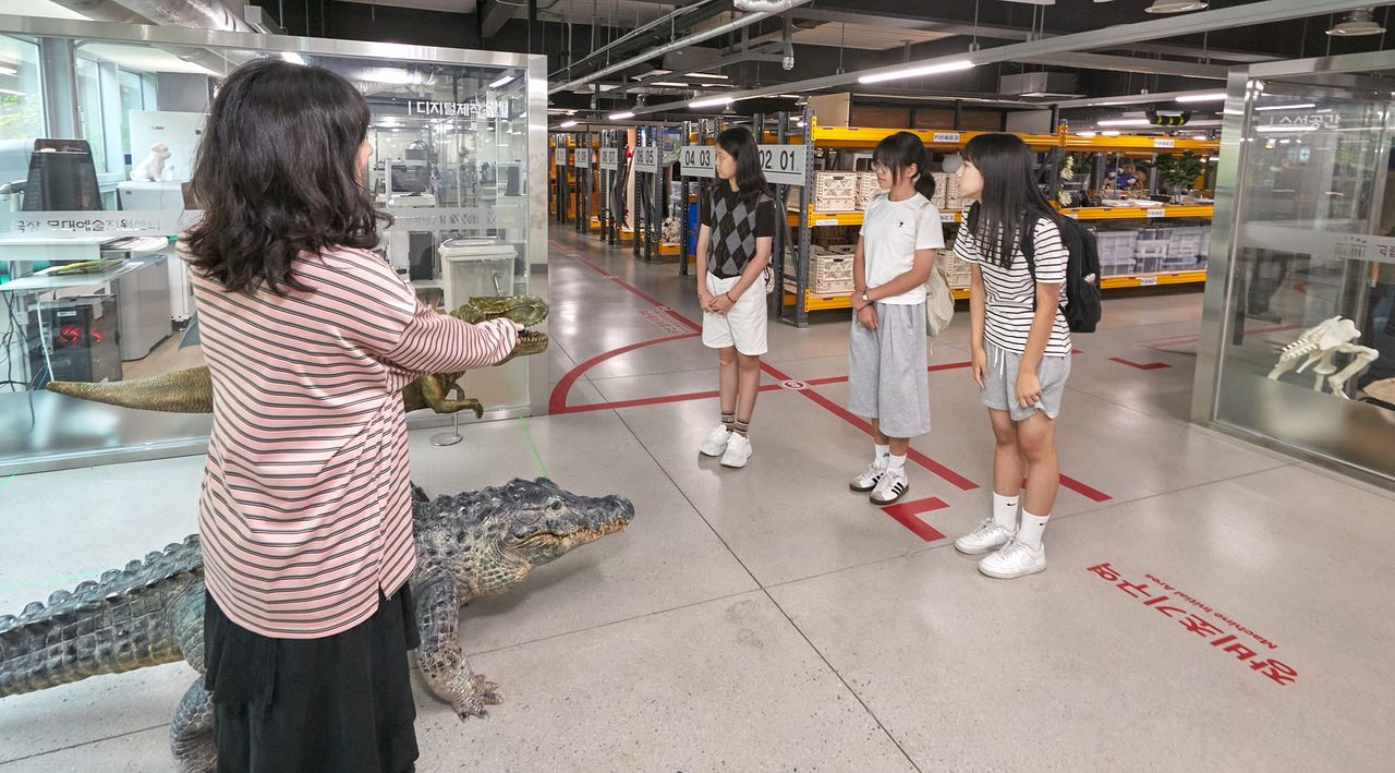 무대소품 보관소에선 보관·관리부터 소품 사진 촬영, 수선과 재가공 제작까지 가능하다.