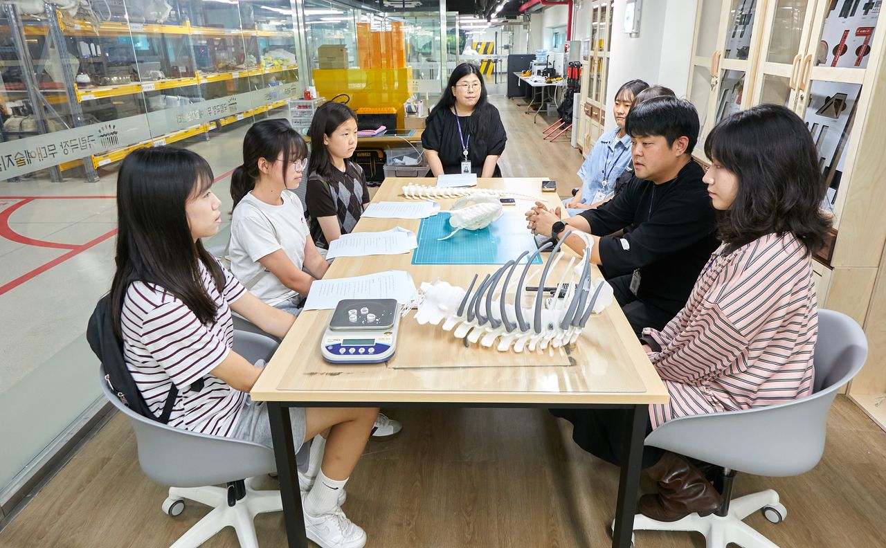 각 보관소를 둘러보며 생긴 궁금한 점을 장치·의상·소품 감독님들에게 추가로 질문한 소중 학생기자단.