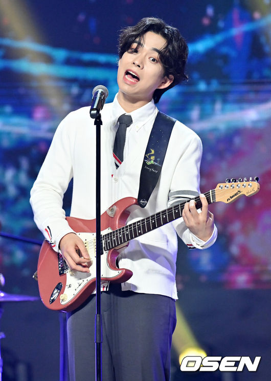 [OSEN=고양, 민경훈 기자] 24일 오후 경기도 고양시 일산동구 MBC 드림센터에서 MBC M ‘Show! Champion(쇼! 챔피언)’ 생방송이 진행됐다.이 날 생방송에는 YENA(최예나), 이소정, BAE173, 루시(LUCY), 퍼플키스(PURPLE KISS), 달수빈, 박보람, TRI.BE(트라이비), 홍이삭, CRAXY(크랙시), 루미너스, 스카이리(SKYLE), 빈시트(VINCIT), 이아영, 장송호가 출연했다.가수 루시 최상엽이 멋진 무대를 펼치고 있다. 2022.08.24 / rumi@osen.co.kr