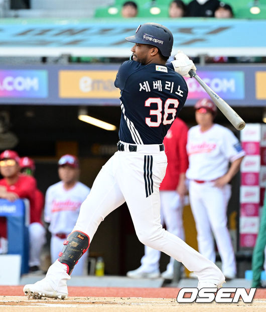 [OSEN=인천, 지형준 기자] 29일 인천SSG랜더스필드에서 2026 신한 SOL KBO리그 SSG 랜더스와 두산 베어스의 경기가 열렸다.SSG은 김민준, 두산은 최승용을 선발로 내세웠다.1회초 무사 1루에서 두산 세베리노가 우전 안타를 날리고 있다. 2026.07.29 / jpnews@osen.co.kr
