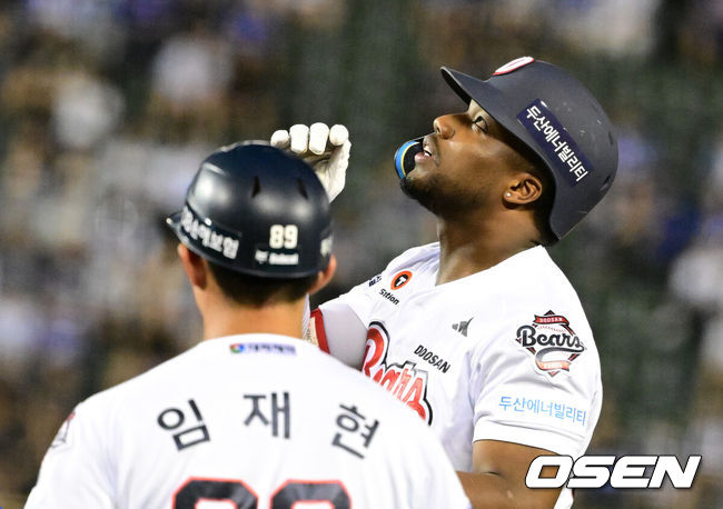 [OSEN=지형준 기자] 프로야구 삼성 라이온즈가 잠실 원정 첫날 완승을 거뒀다.삼성은 24일 실야구장에서 열린 2026 신한 SOL KBO리그 두산 베어스와 원정 경기에서 15-4 완승을 거뒀다. 새 외국인 투수 크리스 페덱이 호투를 펼쳤고, 타자들은 두산 선발 최민석을 완전히 무너뜨렸다.8회말 2사 2루에서 두산 세베리노가 우전 안타를 날리며 기뻐하고 있다. 2026.07.24 / jpnews@osen.co.kr