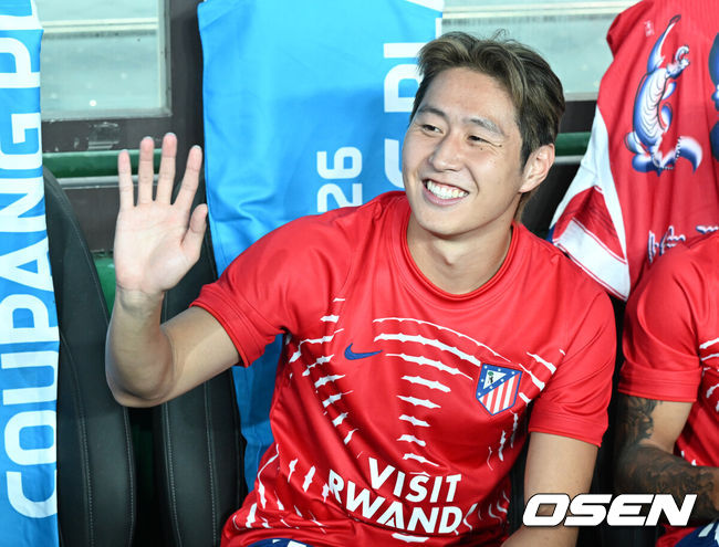 [OSEN=서울월드컵경기장, 이대선 기자] 이강인(25, ATM)이 아틀레티코 마드리드에서 화려한 데뷔전을 펼쳤다.아틀레티코 마드리드는 9일 오후 8시 서울월드컵경기장에서 개최된 ‘2026 쿠팡플레이 시리즈’ 친선전에서 맨체스터 시티(이하 맨시티)를 상대로 1-3으로 역전패했다. 맨시티 공격수 오마르 마르무시가 두 골을 몰아쳐 승리의 주역이 됐다.경기에 앞서 아틀레티코 마드리드 이강인이 취재진을 향해 인사를 하고 있다. 2026.08.09 /sunday@osen.co.kr