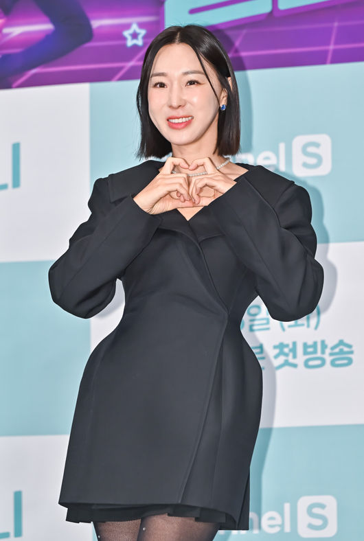 [OSEN=박준형 기자]  28일 오전 서울 광화문 씨네큐브에서 E채널·채널S 공동 제작 예능 '놀던 언니' 제작발표회가 진행됐다.'놀던 언니'는 마이크 하나로 대한민국을 휘어잡았던 언니들 5인방(채리나, 이지혜, 아이비, 나르샤, 초아)이 뭉친 노 필터 버라이어티 예능이다. 음악 없이 못 사는 언니들이 들려주는 '진짜' 음악과 필터 없는 그 시절 가요계 이야기를 유쾌하게 담아냈다.이지혜가 포즈를 취하고 있다. 2023.11.28 / soul1014@osen.co.kr