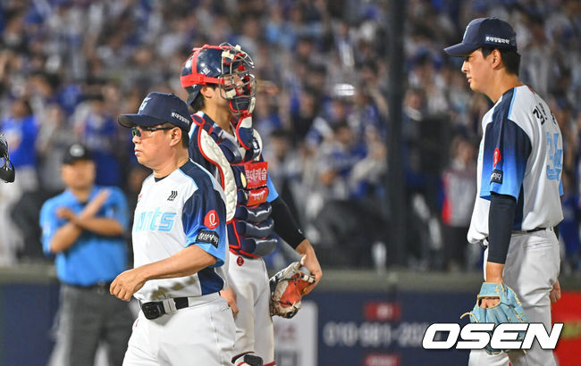 [OSEN=부산, 이석우 기자] 2일 부산 사직야구장에서 2026 신한 SOL KBO 리그 롯데 자이언츠와 삼성 라이온즈의 경기가 열렸다. 홈팀 롯데는 비슬리가, 방문팀 삼성은 보스가 선발 출전했다.롯데 자이언츠 김태형 감독이 9회 마운드에 올라 김원중과 얘기하고 더그아웃으로 돌아가고 있다. 2026.08.02 / foto0307@osen.co.kr