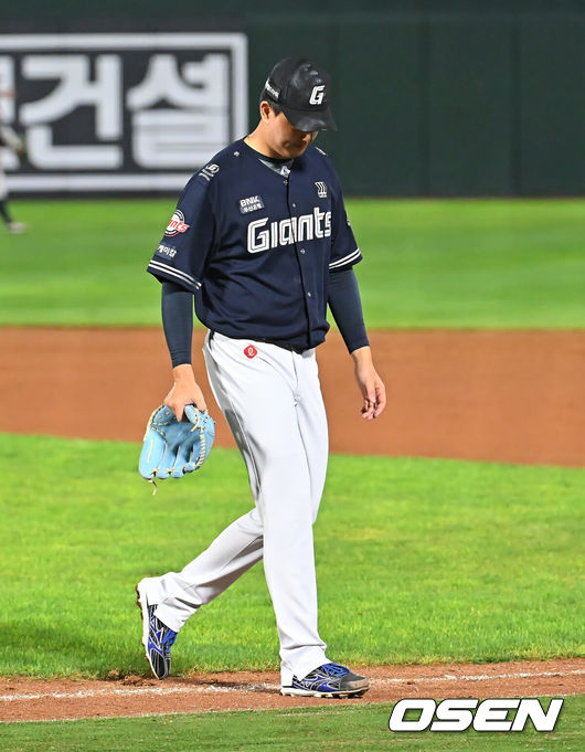 [OSEN=부산, 이석우 기자] 15일 부산 사직야구장에서 2026 신한 SOL KBO 리그 롯데 자이언츠와 NC 다이노스의 경기가 열렸다. 홈팀 롯데는 박세웅이, 방문팀 NC는 원종해가 선발 출전했다.롯데 자이언츠 김원중이 9회초 NC 다이노스 안중열에게 안타를 맞고 교체되고 있다. 2026.08.15 / foto0307@osen.co.kr