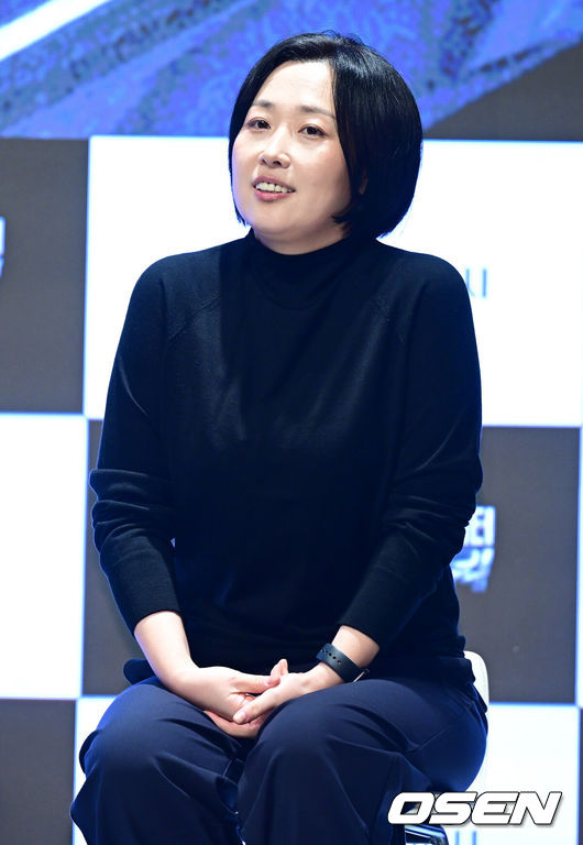 [OSEN=최규한 기자] 18일 오전 서울 논현동 엘리에나 호텔에서 Mnet ‘스트릿 월드 파이터 : 디렉터스 워’(이하 ‘스디파’) 제작발표회가 열렸다.‘스디파’는 최고 퍼포먼스 디렉터 10인이 오롯이 자신의 이름을 '디렉터 크레딧'에 올리기 위해 펼치는 치열한 작품 전쟁이다. 스트릿 시리즈 최초의 개인전이자 혼성(All-Gender) 대결로 일찍이 기대를 모았다.최정남 PD가 인사말을 준비하고 있다. 2026.08.18 / dreamer@osen.co.kr