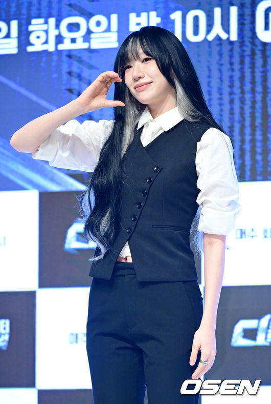 [OSEN=최규한 기자] 18일 오전 서울 논현동 엘리에나 호텔에서 Mnet ‘스트릿 월드 파이터 : 디렉터스 워’(이하 ‘스디파’) 제작발표회가 열렸다.‘스디파’는 최고 퍼포먼스 디렉터 10인이 오롯이 자신의 이름을 '디렉터 크레딧'에 올리기 위해 펼치는 치열한 작품 전쟁이다. 스트릿 시리즈 최초의 개인전이자 혼성(All-Gender) 대결로 일찍이 기대를 모았다.안무가 바다가 포토타임을 하고 있다. 2026.08.18 / dreamer@osen.co.kr