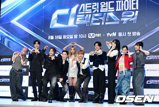 [OSEN=최규한 기자] 18일 오전 서울 논현동 엘리에나 호텔에서 Mnet ‘스트릿 월드 파이터 : 디렉터스 워’(이하 ‘스디파’) 제작발표회가 열렸다.‘스디파’는 최고 퍼포먼스 디렉터 10인이 오롯이 자신의 이름을 '디렉터 크레딧'에 올리기 위해 펼치는 치열한 작품 전쟁이다. 스트릿 시리즈 최초의 개인전이자 혼성(All-Gender) 대결로 일찍이 기대를 모았다.안무가 나인, 레난, 바다, 백구영, 베이비주, 시미즈, 인규, 정민준, 캐스퍼, 해쉬가 포토타임을 하고 있다. 2026.08.18 / dreamer@osen.co.kr