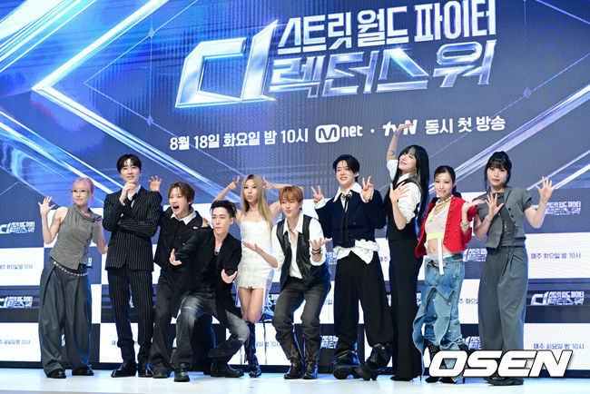 [OSEN=최규한 기자] 18일 오전 서울 논현동 엘리에나 호텔에서 Mnet ‘스트릿 월드 파이터 : 디렉터스 워’(이하 ‘스디파’) 제작발표회가 열렸다.‘스디파’는 최고 퍼포먼스 디렉터 10인이 오롯이 자신의 이름을 '디렉터 크레딧'에 올리기 위해 펼치는 치열한 작품 전쟁이다. 스트릿 시리즈 최초의 개인전이자 혼성(All-Gender) 대결로 일찍이 기대를 모았다.안무가 나인, 레난, 바다, 백구영, 베이비주, 시미즈, 인규, 정민준, 캐스퍼, 해쉬가 포토타임을 하고 있다. 2026.08.18 / dreamer@osen.co.kr