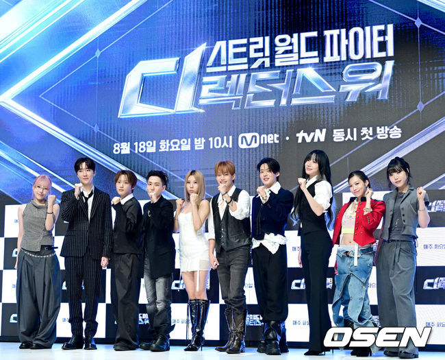 [OSEN=최규한 기자] 18일 오전 서울 논현동 엘리에나 호텔에서 Mnet ‘스트릿 월드 파이터 : 디렉터스 워’(이하 ‘스디파’) 제작발표회가 열렸다.‘스디파’는 최고 퍼포먼스 디렉터 10인이 오롯이 자신의 이름을 '디렉터 크레딧'에 올리기 위해 펼치는 치열한 작품 전쟁이다. 스트릿 시리즈 최초의 개인전이자 혼성(All-Gender) 대결로 일찍이 기대를 모았다.안무가 나인, 레난, 바다, 백구영, 베이비주, 시미즈, 인규, 정민준, 캐스퍼, 해쉬가 포토타임을 하고 있다. 2026.08.18 / dreamer@osen.co.kr