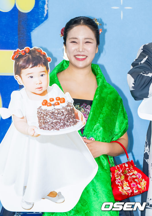[OSEN=박준형 기자] 2025 KBS 연예대상이 20일 오후 서울 여의도 KBS 신관 공개홀에서 진행됐다.이날 가수 이찬원, 배우 이민정, 코미디언 문세윤이 MC를 맡았다. 시청자들의 사전 선호도 조사와 생방송 문자 투표로 결정되는 ‘최고의 프로그램상’은 ‘2025 KBS 연예대상’의 하이라이트로 손꼽힌다. 올해는 ‘개그콘서트’, ‘1박 2일’, ‘불후의 명곡’, ‘슈퍼맨이 돌아왔다’, ‘살림하는 남자들’, ‘사장님 귀는 당나귀 귀’, ‘신상출시 편스토랑’, ‘더 시즌즈’까지 총 8팀이 후보에 올랐다.랄랄이 포즈를 취하고 있다.    2025.12.20 / soul1014@osen.co.kr