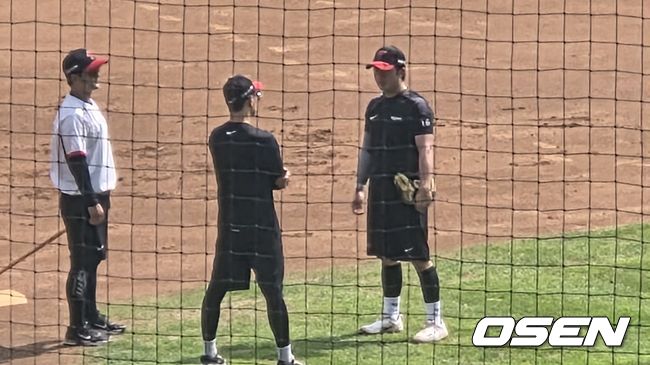 [OSEN=잠실, 한용섭 기자] 프로야구 LG 트윈스 내야수 손용준이 18일 잠실구장에서 홀로 내야 수비 훈련을 마치고, 김일경 코치와 이야기를 나누고 있다. /orange@osen.co.kr