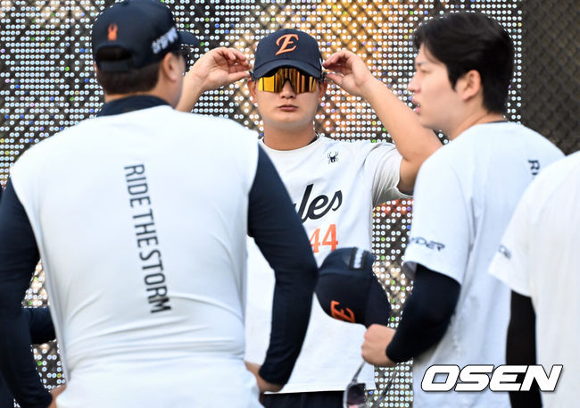 [OSEN=대전, 조은정 기자]18일 대전한화생명볼파크에서 2026 신한은행 SOL KBO리그 한화 이글스와 KIA 타이거즈의 경기가 열린다.이날 경기에 한화는 왕옌청을, KIA는 네일을 선발투수로 내세웠다.한화 김서현이 훈련에 앞서 투수조 미팅을 갖고 있다. 2026.08.18 /cej@osen.co.kr