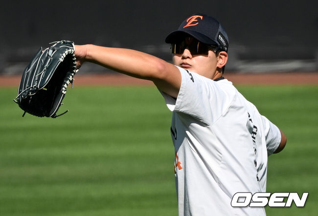 [OSEN=대전, 조은정 기자]18일 대전한화생명볼파크에서 2026 신한은행 SOL KBO리그 한화 이글스와 KIA 타이거즈의 경기가 열린다.이날 경기에 한화는 왕옌청을, KIA는 네일을 선발투수로 내세웠다.한화 김서현이 몸을 풀고 있다. 2026.08.18 /cej@osen.co.kr