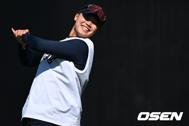 [OSEN=대전, 조은정 기자]18일 대전한화생명볼파크에서 2026 신한은행 SOL KBO리그 한화 이글스와 KIA 타이거즈의 경기가 열린다.이날 경기에 한화는 왕옌청을, KIA는 네일을 선발투수로 내세웠다.한화 정우주가 활짝 웃으며 몸을 풀고 있다. 2026.08.18 /cej@osen.co.kr