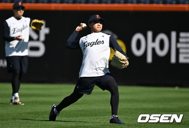 [OSEN=대전, 조은정 기자]18일 대전한화생명볼파크에서 2026 신한은행 SOL KBO리그 한화 이글스와 KIA 타이거즈의 경기가 열린다.이날 경기에 한화는 왕옌청을, KIA는 네일을 선발투수로 내세웠다.한화 정우주가 몸을 풀고 있다. 2026.08.18 /cej@osen.co.kr