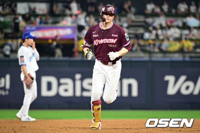 [OSEN=수원, 조은정 기자]15일 수원 KT위즈파크에서 ‘2026 신한 SOL Bank KBO리그’ KT 위즈와 키움 히어로즈의 경기가 열렸다.홈팀 KT는 오원석, 방문팀 키움은 하영민을 선발로 내세웠다.5회초 1사에서 키움 임병욱이 우월 솔로 홈런을 날린 뒤 베이스를 돌고 있다. 2026.08.15 /cej@osen.co.kr