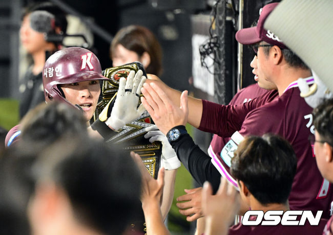 [OSEN=수원, 조은정 기자]15일 수원 KT위즈파크에서 ‘2026 신한 SOL Bank KBO리그’ KT 위즈와 키움 히어로즈의 경기가 열렸다.홈팀 KT는 오원석, 방문팀 키움은 하영민을 선발로 내세웠다.5회초 1사에서 키움 임병욱이 우월 솔로 홈런을 날린 뒤 설종진 감독의 환영을 받고 있다. 2026.08.15 /cej@osen.co.kr