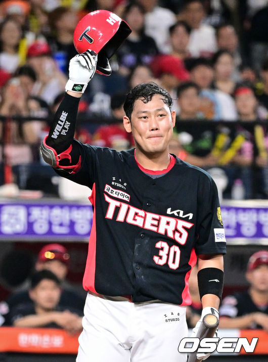 [OSEN=대전, 조은정 기자]18일 대전한화생명볼파크에서 2026 신한은행 SOL KBO리그 한화 이글스와 KIA 타이거즈의 경기가 열렸다.이날 경기에 한화는 왕옌청을, KIA는 네일을 선발투수로 내세웠다.2회초 1사에서 KIA 하주석이 친정팀 한화 관중석을 향해 인사하고 있다. 2026.08.18 /cej@osen.co.kr