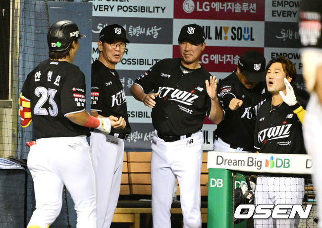 [OSEN=잠실, 지형준 기자] 18일 서울 잠실야구장에서 2026 신한 SOL KBO리그 LG 트윈스와 KT 위즈의 경기가 열렸다.LG는 임찬규, KT는 소형준을 선발로 내세웠다.4회초 무사에서 KT 안현민이 좌중월 솔로포를 날리고 이강철 감독과 기뻐하고 있다. 2026.08.18 / jpnews@osen.co.kr
