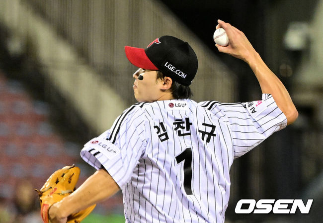 [OSEN=잠실, 지형준 기자] 18일 서울 잠실야구장에서 2026 신한 SOL KBO리그 LG 트윈스와 KT 위즈의 경기가 열렸다.LG는 임찬규, KT는 소형준을 선발로 내세웠다.5회초 2사 2루에서 LG 임찬규가 역투하고 있다. 2026.08.18 / jpnews@osen.co.kr