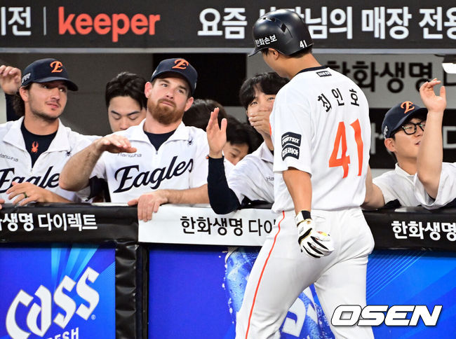 [OSEN=대전, 조은정 기자]18일 대전한화생명볼파크에서 2026 신한은행 SOL KBO리그 한화 이글스와 KIA 타이거즈의 경기가 열렸다.이날 경기에 한화는 왕옌청을, KIA는 네일을 선발투수로 내세웠다.1회말 한화 선두타자 최인호가 선제 솔로 홈런을 날린 뒤 더그아웃에서 하이파이브를 하고 있다. 2026.08.18 /cej@osen.co.kr