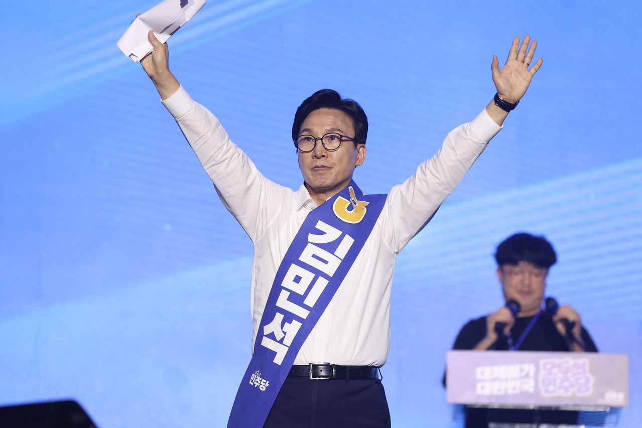 더불어민주당 당 대표에 출마한 김민석 전 국무총리가 17일 대전 컨벤션센터에서 열린 제3회 더불어민주당 정기 전국당원대회에서 연설에 나서며 당원들에게 인사하고 있다. 연합뉴스