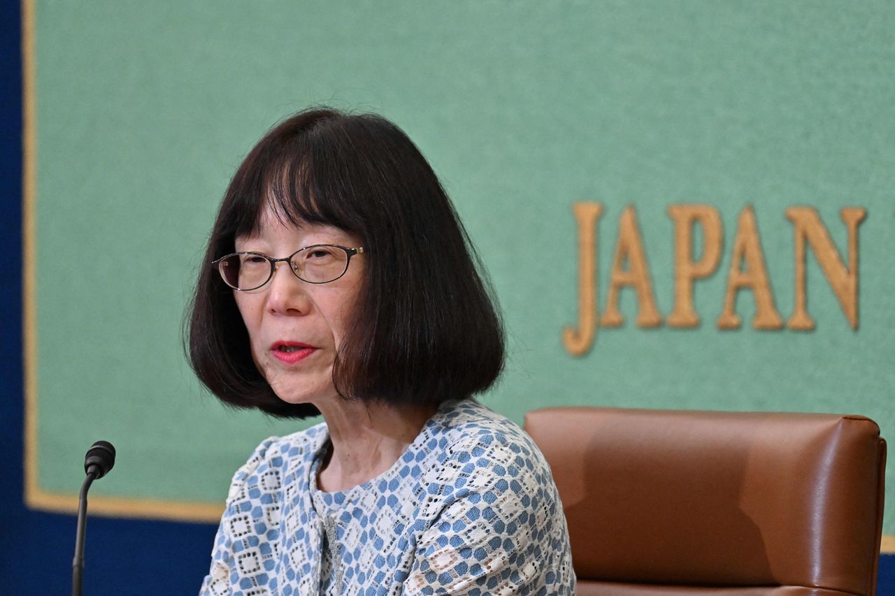 2024년 6월 14일 도쿄 일본기자클럽에서 열린 기자회견에서 아카네 도모코 국제형사재판소(ICC) 소장이 발언하고 있다. AFP=연합뉴스