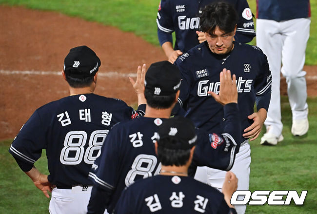 [OSEN=부산, 이석우 기자] 15일 부산 사직야구장에서 2026 신한 SOL KBO 리그 롯데 자이언츠와 NC 다이노스의 경기가 열렸다. 홈팀 롯데는 박세웅이, 방문팀 NC는 원종해가 선발 출전했다.롯데 자이언츠 김원중이 NC 다이노스에 8-5로 승리한 후 김태형 감독과 하이파이브를 하고 있다. 2026.08.15 / foto0307@osen.co.kr