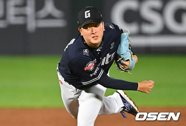 [OSEN=부산, 이석우 기자] 15일 부산 사직야구장에서 2026 신한 SOL KBO 리그 롯데 자이언츠와 NC 다이노스의 경기가 열렸다. 홈팀 롯데는 박세웅이, 방문팀 NC는 원종해가 선발 출전했다.롯데 자이언츠 김원중이 역투하고 있다. 2026.08.15 / foto0307@osen.co.kr