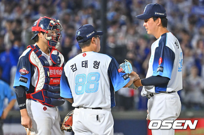 [OSEN=부산, 이석우 기자] 2일 부산 사직야구장에서 2026 신한 SOL KBO 리그 롯데 자이언츠와 삼성 라이온즈의 경기가 열렸다. 홈팀 롯데는 비슬리가, 방문팀 삼성은 보스가 선발 출전했다.롯데 자이언츠 김태형 감독이 9회 마운드에 올라 김원중과 얘기하고 있다. 2026.08.02 / foto0307@osen.co.kr