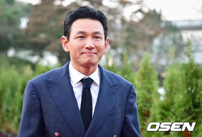 [OSEN=조은정 기자] 제14회 아름다운예술인상 시상식이 24일 서울 강동구 스테이지28에서 열렸다.아름다운예술인상은 2011년 신영균예술문화재단이 창립되던 해 제정되어 매년 연말에 영화, 연극, 공로, 선행, 독립영화 부문에서 활동이 돋보이는 예술인을 선정해 총 1억 원(각 2천만 원)의 시상금과 상패를 수여하는 축제를 이어왔다.배우 항정민이 시상식을 앞두고 포즈를 취하고 있다. 2024.10.24 /cej@osen.co.kr