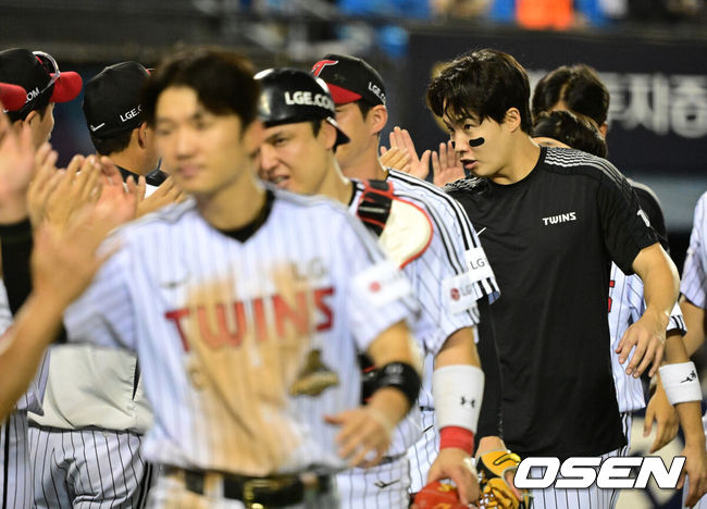 [OSEN=잠실, 지형준 기자] 프로야구 LG 트윈스가KT 위즈 상대로 잠실구장 첫 승을 거뒀다.LG는 18일 서울 잠실구장에서 열린 2026 KBO리그KT와 경기에서 9-1로 승리했다. 올 시즌 잠실구장 KT전 6전패를 끊는 승리였다.4번타자 문정빈이 만루 홈런을 터뜨리며 5타수 2안타 5타점으로 활약했고, 송찬의는 4타수 2안타 3타점을 기록했다.선발투수 임찬규는 6이닝 3피안타(1피홈런) 1볼넷 1사구 3탈삼진 1실점으로 승리 투수가 됐다. 11승으로 다승 공동 선두가 됐다.LG 임찬규가 승리 하이파이브를 하고 있다. 2026.08.18 / jpnews@osen.co.kr