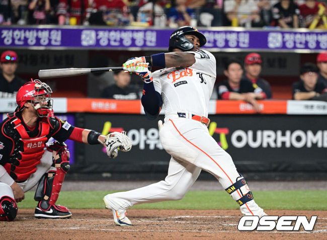 [OSEN=대전, 조은정 기자]18일 대전한화생명볼파크에서 2026 신한은행 SOL KBO리그 한화 이글스와 KIA 타이거즈의 경기가 열렸다.이날 경기에 한화는 왕옌청을, KIA는 네일을 선발투수로 내세웠다.7회말 1사 2루에서 한화 페라자가 적시타를 날리고 있다. 2026.08.18 /cej@osen.co.kr