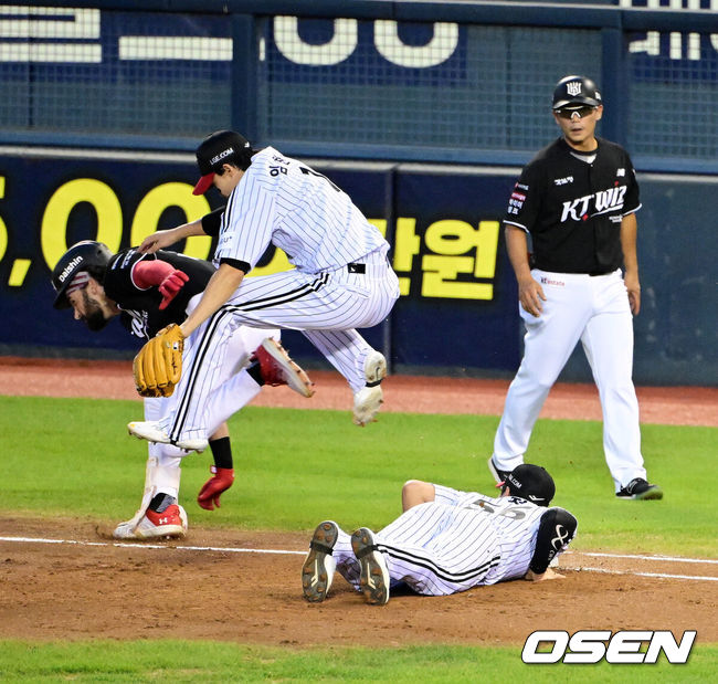 [OSEN=잠실, 지형준 기자] 18일 서울 잠실야구장에서 2026 신한 SOL KBO리그 LG 트윈스와 KT 위즈의 경기가 열렸다.LG는 임찬규, KT는 소형준을 선발로 내세웠다.2회초 무사에서 KT 힐리어드가 1루땅볼에 LG 문정빈에 아웃 당하고 있다. 2026.08.18 / jpnews@osen.co.kr