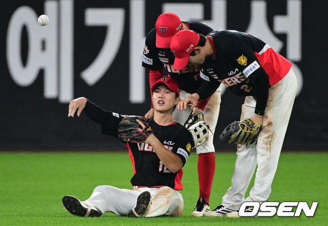 정현창 걱정하는 박재현(왼쪽)과 김호령.