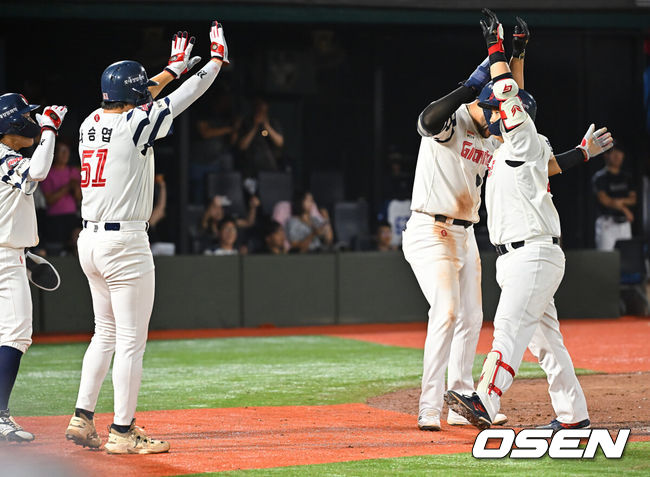 [OSEN=부산, 이석우 기자] 18일 부산 사직야구장에서 2026 신한 SOL KBO 리그 롯데 자이언츠와 키움 히어로즈의 경기가 열렸다. 홈팀 롯데는 비슬리가, 방문팀 키움은 전준표가 선발 출전했다.롯데 자이언츠 한동희가 7회말 무사 만루 좌중월 만루 홈런을 치고 하이파이브를 하고 있다. 2026.08.18 / foto0307@osen.co.kr