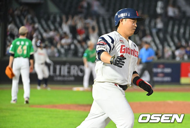 [OSEN=부산, 이석우 기자] 18일 부산 사직야구장에서 2026 신한 SOL KBO 리그 롯데 자이언츠와 키움 히어로즈의 경기가 열렸다. 홈팀 롯데는 비슬리가, 방문팀 키움은 전준표가 선발 출전했다.롯데 자이언츠 한동희가 7회말 무사 만루 좌중월 만루 홈런을 치고 하이파이브를 하고 있다. 2026.08.18 / foto0307@osen.co.kr