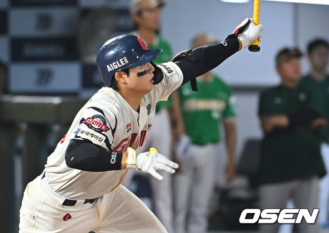 [OSEN=부산, 이석우 기자] 18일 부산 사직야구장에서 2026 신한 SOL KBO 리그 롯데 자이언츠와 키움 히어로즈의 경기가 열렸다. 홈팀 롯데는 비슬리가, 방문팀 키움은 전준표가 선발 출전했다.롯데 자이언츠 손성빈이 7회말 2사 1,2루 좌중간 2타점 2루타를 치고 있다. 2026.08.18 / foto0307@osen.co.kr