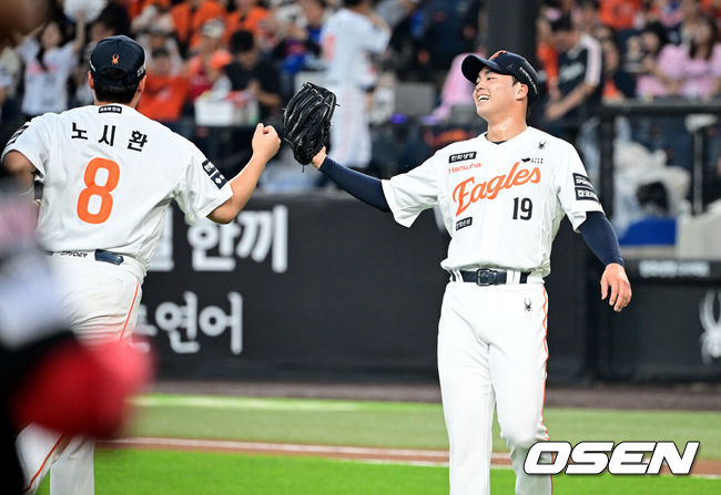 [OSEN=대전, 조은정 기자]18일 대전한화생명볼파크에서 2026 신한은행 SOL KBO리그 한화 이글스와 KIA 타이거즈의 경기가 열렸다.이날 경기에 한화는 왕옌청을, KIA는 네일을 선발투수로 내세웠다.1회초 2사 1,2루에서 한화 노시환이 KIA 나성범의 땅볼에 호수비로 위기를 지우자 왕옌청이 기뻐하고 있다. 2026.08.18 /cej@osen.co.kr