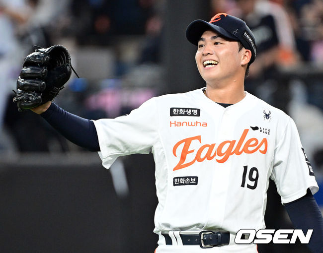 [OSEN=대전, 조은정 기자]18일 대전한화생명볼파크에서 2026 신한은행 SOL KBO리그 한화 이글스와 KIA 타이거즈의 경기가 열렸다.이날 경기에 한화는 왕옌청을, KIA는 네일을 선발투수로 내세웠다.1회초 2사 1,2루에서 한화 노시환이 KIA 나성범의 땅볼에 호수비로 위기를 지우자 왕옌청이 기뻐하고 있다. 2026.08.18 /cej@osen.co.kr