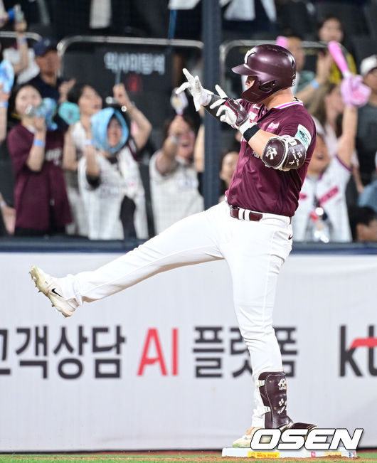 [OSEN=수원, 최규한 기자] 14일 수원 KT위즈파크에서 ‘2026 신한 SOL Bank KBO리그’ KT 위즈와 키움 히어로즈의 경기가 열렸다.홈팀 KT는 고영표, 방문팀 키움은 박준현을 선발로 내세웠다.6회초 1사 주자없는 상황 키움 히우라가 3루타를 날리고 3루에 안착해 기뻐하고 있다. 2026.08.14 / dreamer@osen.co.kr