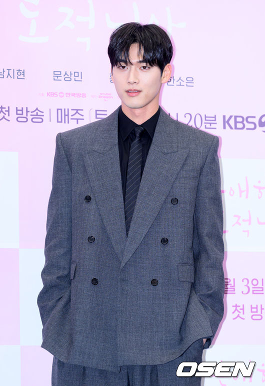 [OSEN=이대선 기자] 30일 오후 서울 마포구 스탠포드 호텔 서울에서 KBS 2TV 새 토일 미니시리즈 ‘은애하는 도적님아’ 제작발표회가 열렸다.어쩌다 천하제일 도적이 된 여인과 그녀를 쫓던 대군, 두 남녀의 영혼이 바뀌면서 서로를 구원하고 종국엔 백성을 지켜내는 위험하고 위대한 로맨스를 담은 KBS 2TV 새 토일 미니시리즈 ‘은애하는 도적님아’는 오는 2026년 1월 3일(토) 밤 9시 20분에 첫 방송된다.배우 홍민기가 포토타임을 가지고 있다. 2025.12.30 /sunday@osen.co.kr