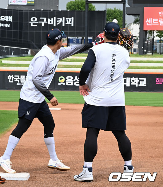 채은성의 공을 가로채는(?) 류현진.